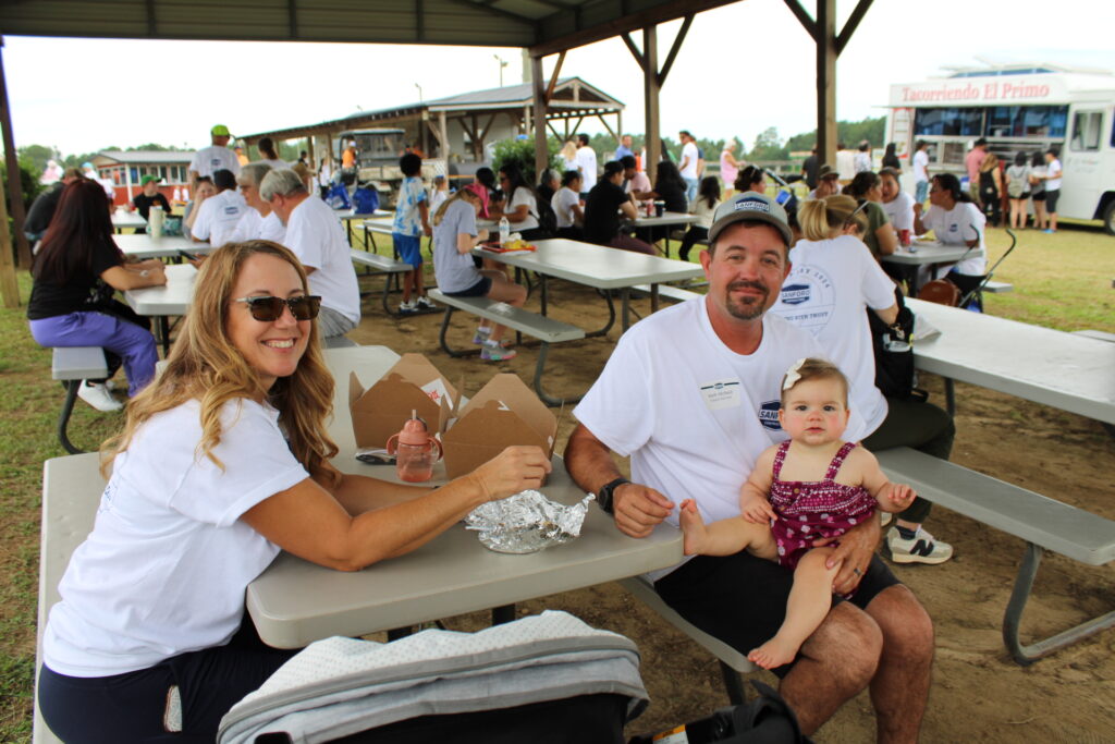 An SCI Family enjoying their lunch 